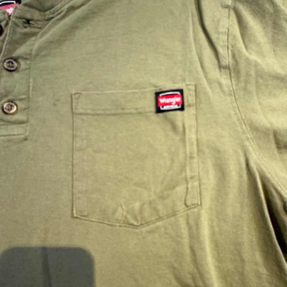 Wrangler Workwear Mens XL Olive Green Short Sleeve Henley Pocket T-Shirt Cotton